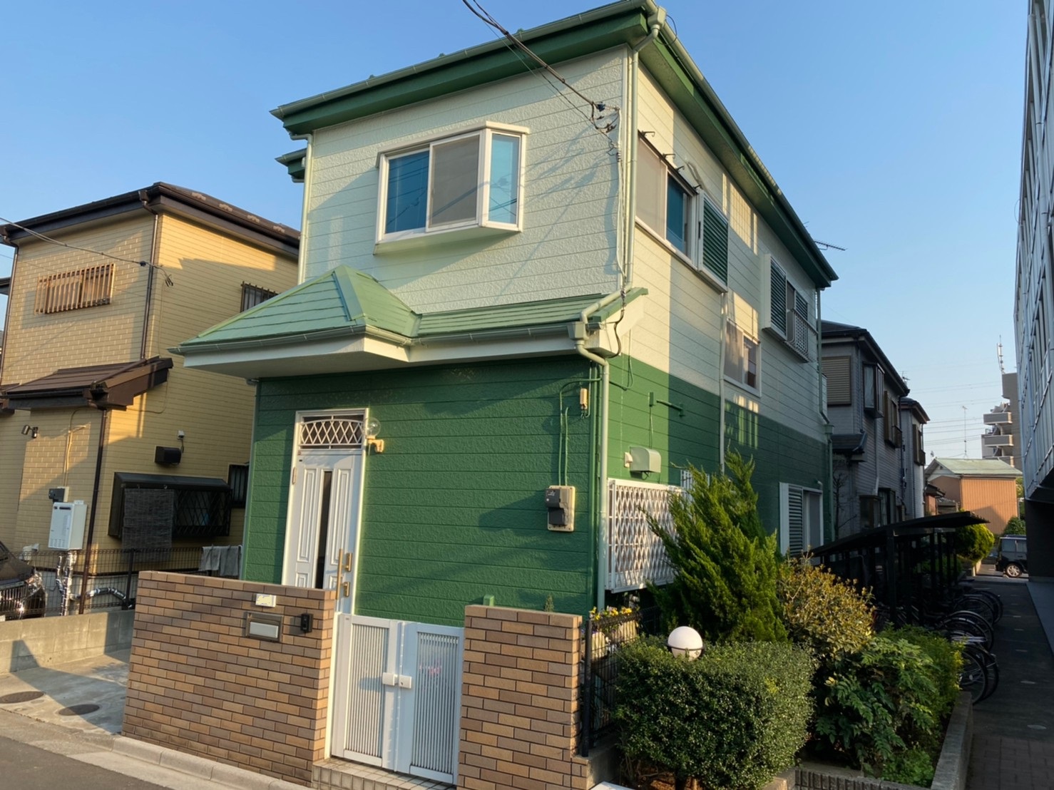 くっきりとしたツートンカラーが印象的な、素敵なお家に大変身！
施工の際は事前にカラーシミュレーションなどで綿密に打合せを致しますので、塗装後のイメージがつかみやすくなっています。