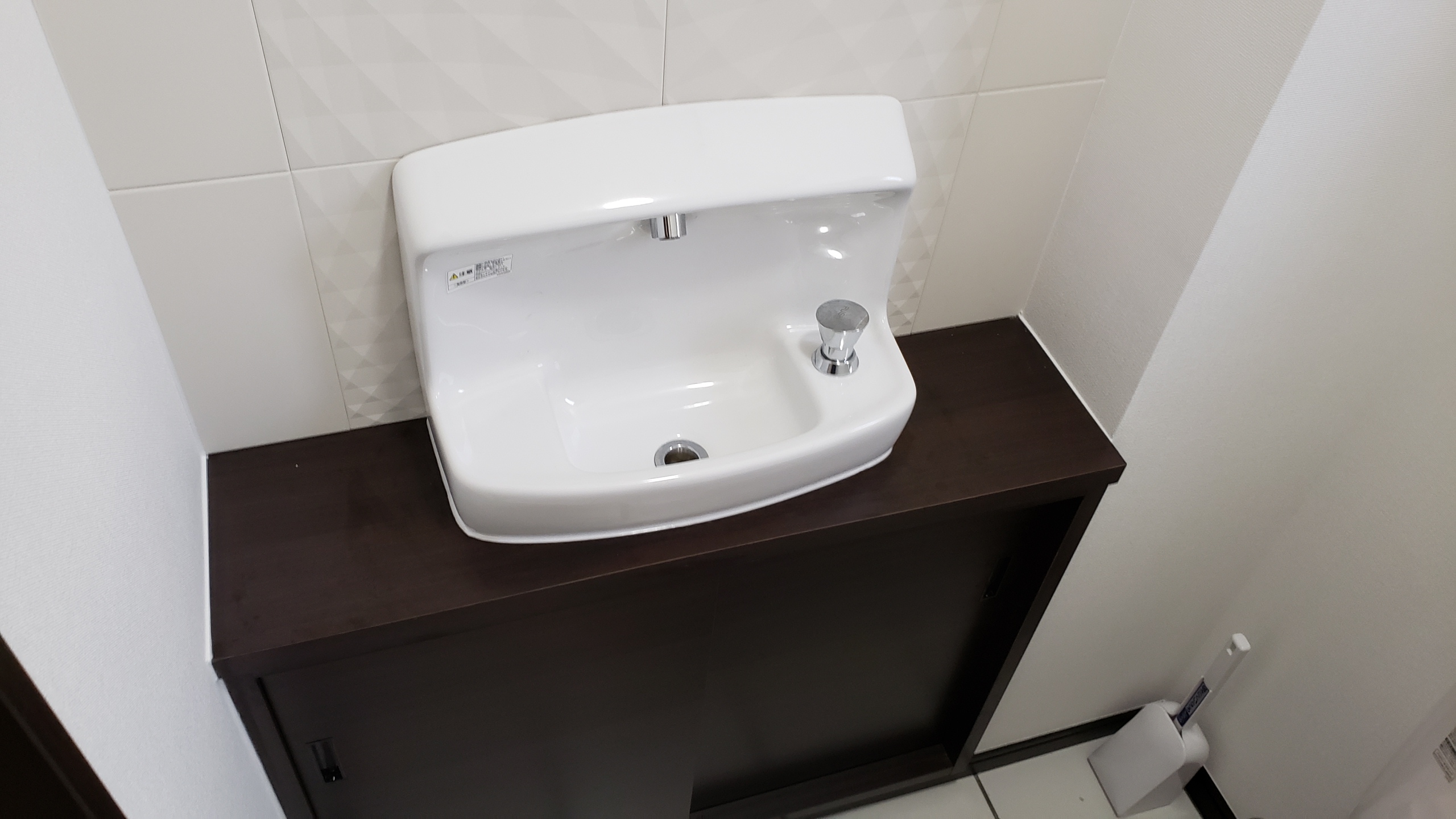 トイレの壁の厚みを利用して手洗い器付きの家具設置