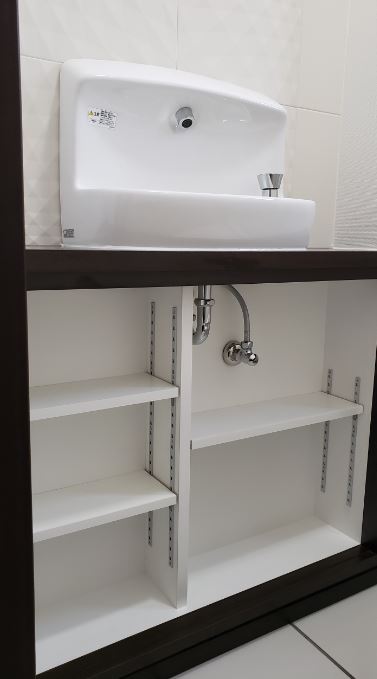 トイレの壁の厚みを利用して手洗い器付きの家具設置