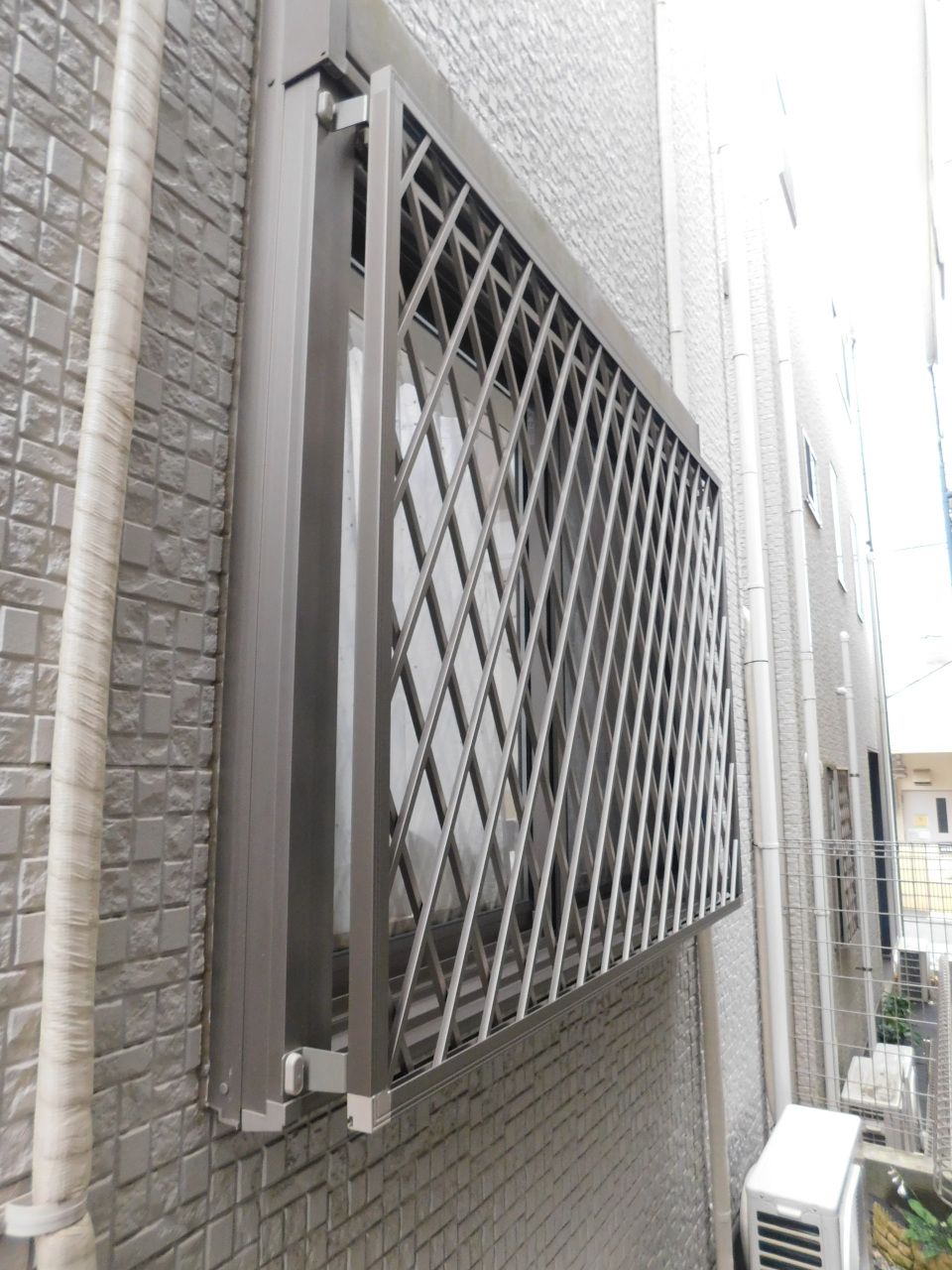 �J�˃V���b�^�[�̊O���ɖh�ƍ��������