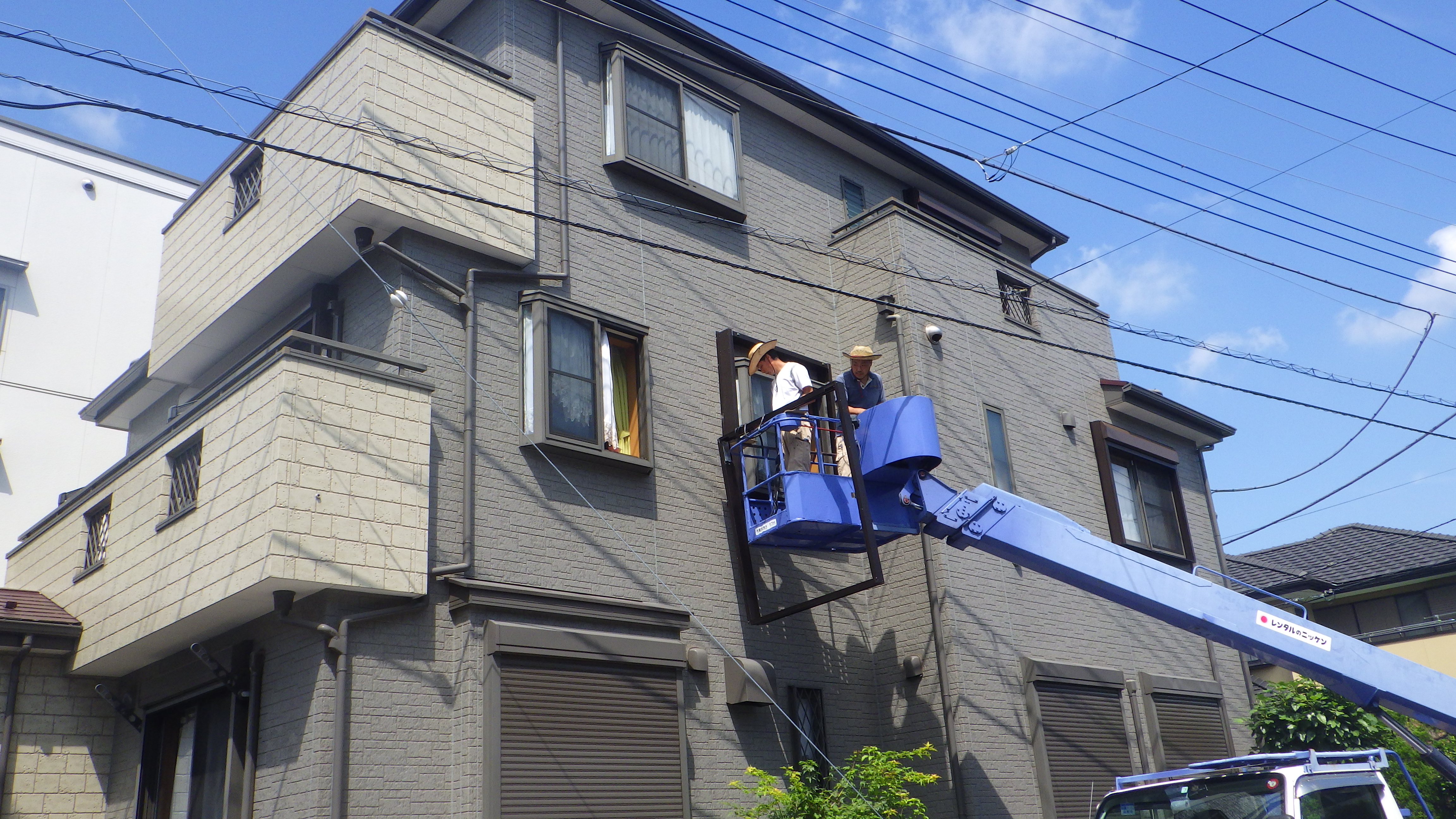 2階3階の9か所の窓に後付けシャッター！出窓にも取付けできる