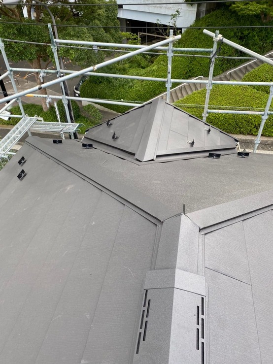 屋根重ね葺き工事（カバー工法）　スーパーガルテクト