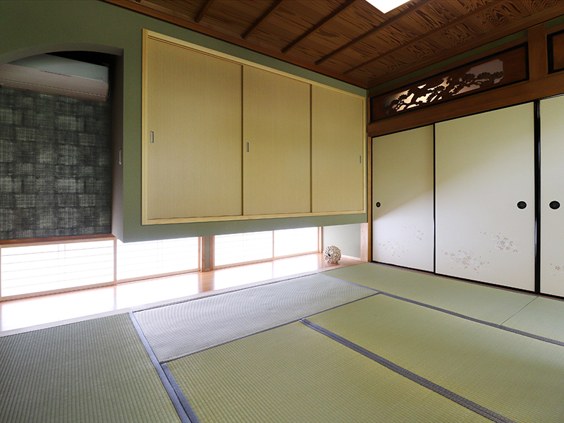 格子と丸窓が出迎える家
