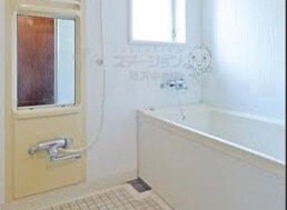 濃い木目で雰囲気あるユニットバス