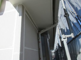 外壁補修とシーリングの打替えで、雰囲気が明るい仕上がりに