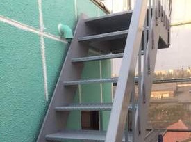 再塗装とシーリングの打替えで、スケールが強調された建物に