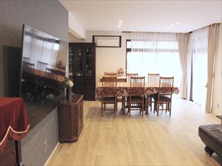 シックな印象の家で、リビングは広々と開放感あふれる空間に