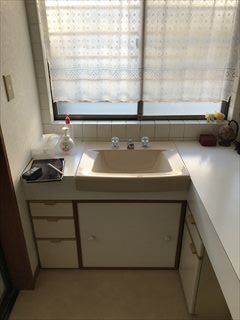 シックな印象の家で、リビングは広々と開放感あふれる空間に