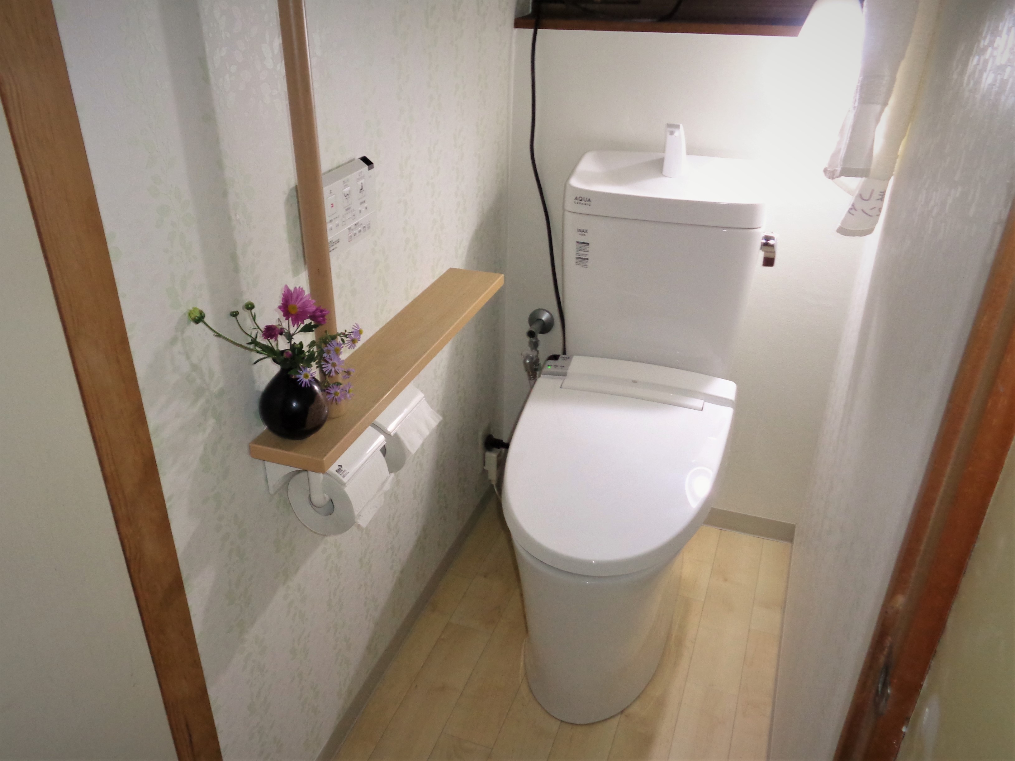 手摺をつけて一人暮らしのお母様も安心できるトイレに