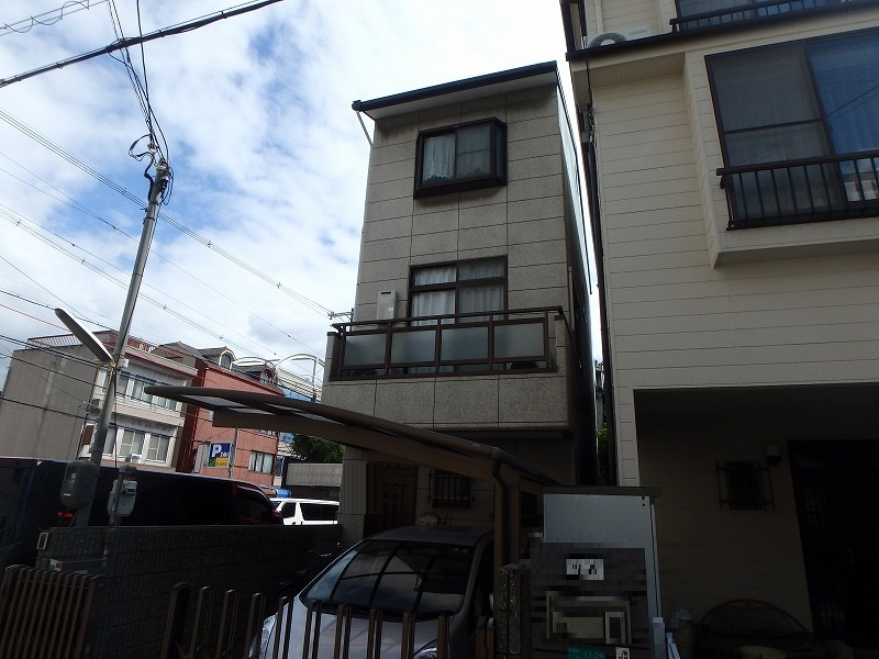 ひび割れが目立つALCの外壁塗装