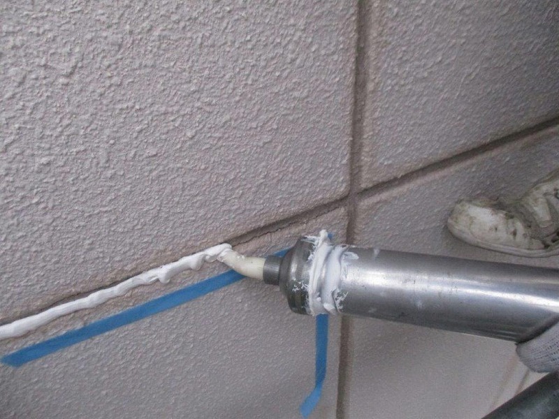 ひび割れが目立つALCの外壁塗装