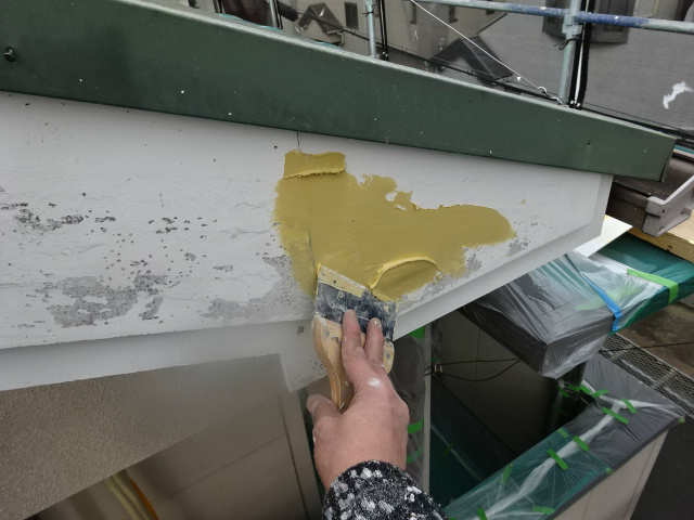 色褪せたスレート屋根塗装と剝がれた破風板補修