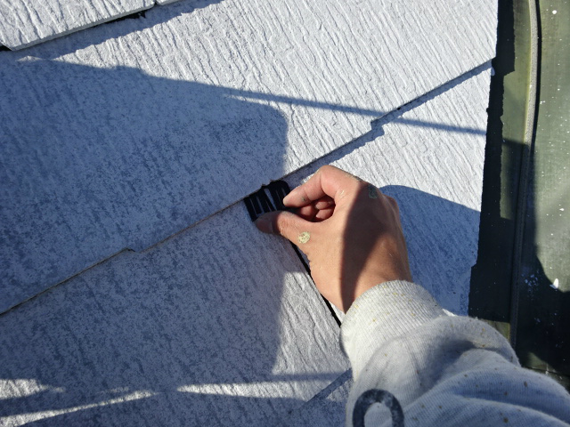 色褪せたスレート屋根塗装と剝がれた破風板補修