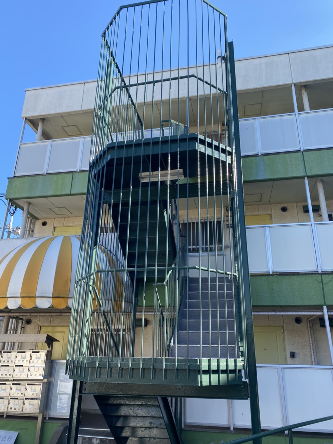 Hマンション　錆びついた階段を綺麗に塗装