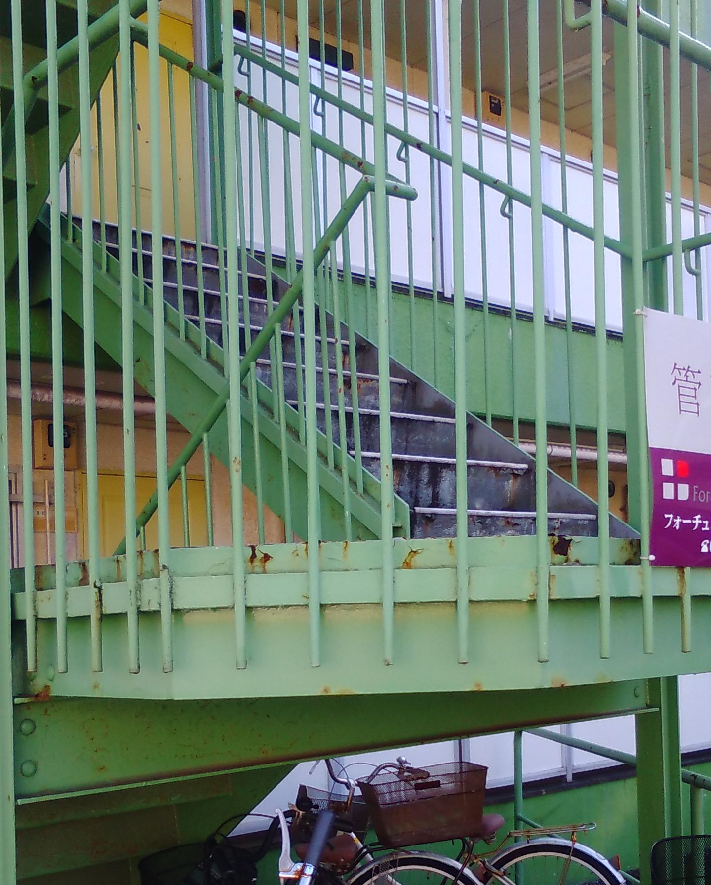Hマンション　錆びついた階段を綺麗に塗装