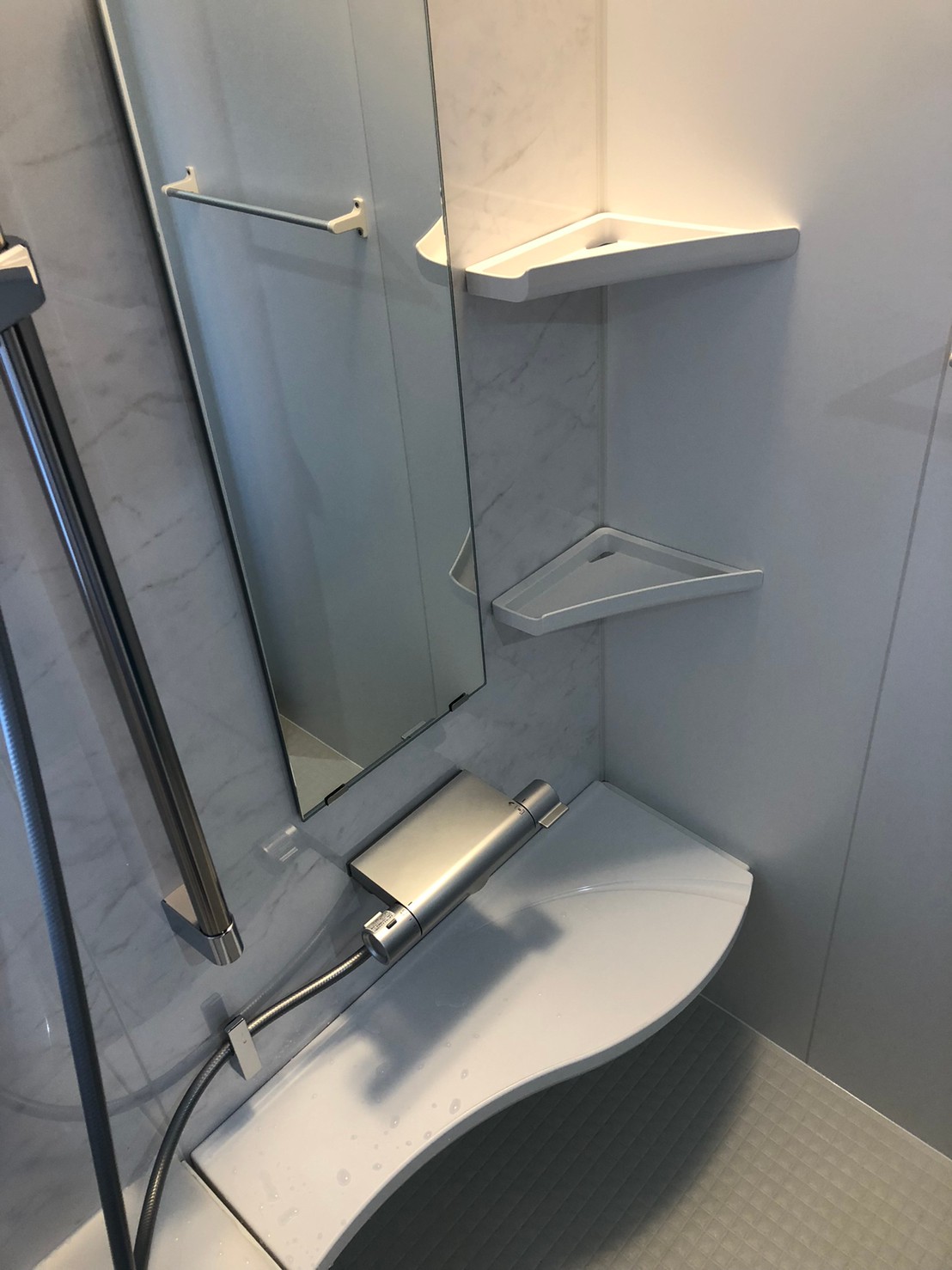 冷たく暗い浴室をユニットバスで暖かく明るく