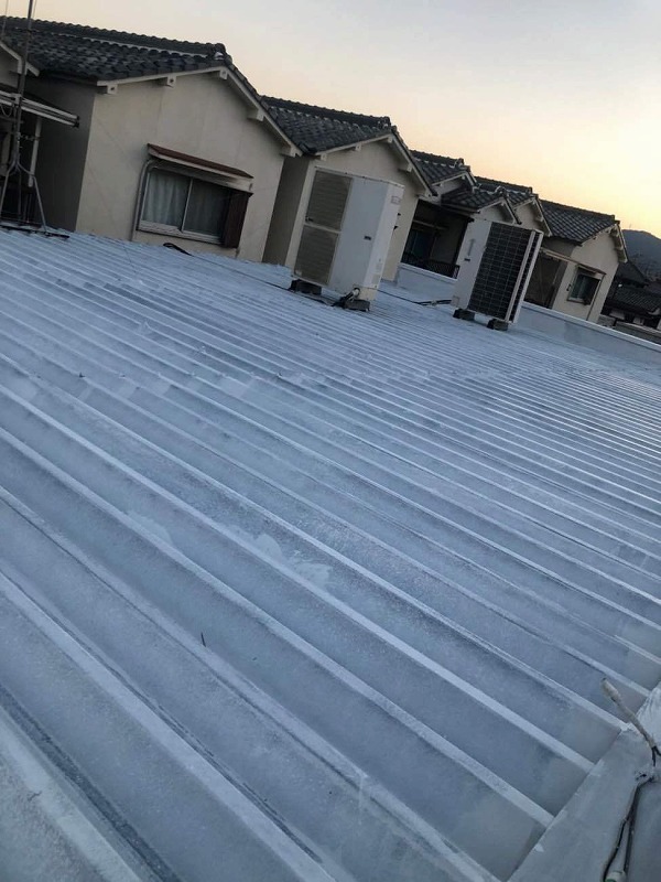 日々雨風にさらされ過酷な環境に置かれている屋根。
劣化による塗装の剝がれがありました。