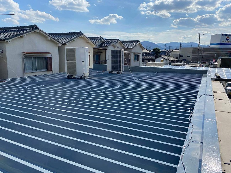 店舗の折板屋根塗装を行いました