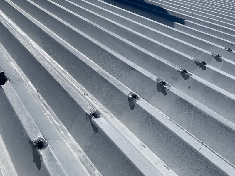 店舗の折板屋根塗装を行いました