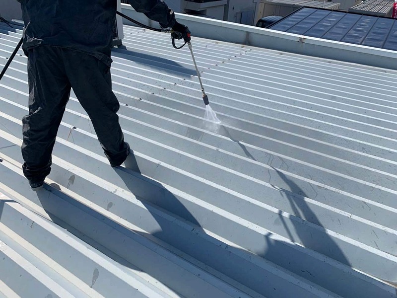 店舗の折板屋根塗装を行いました