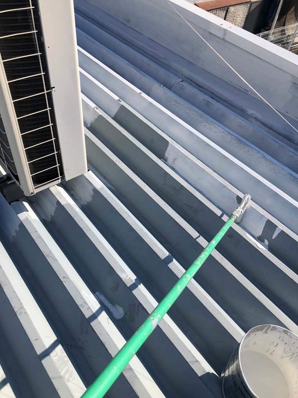 店舗の折板屋根塗装を行いました