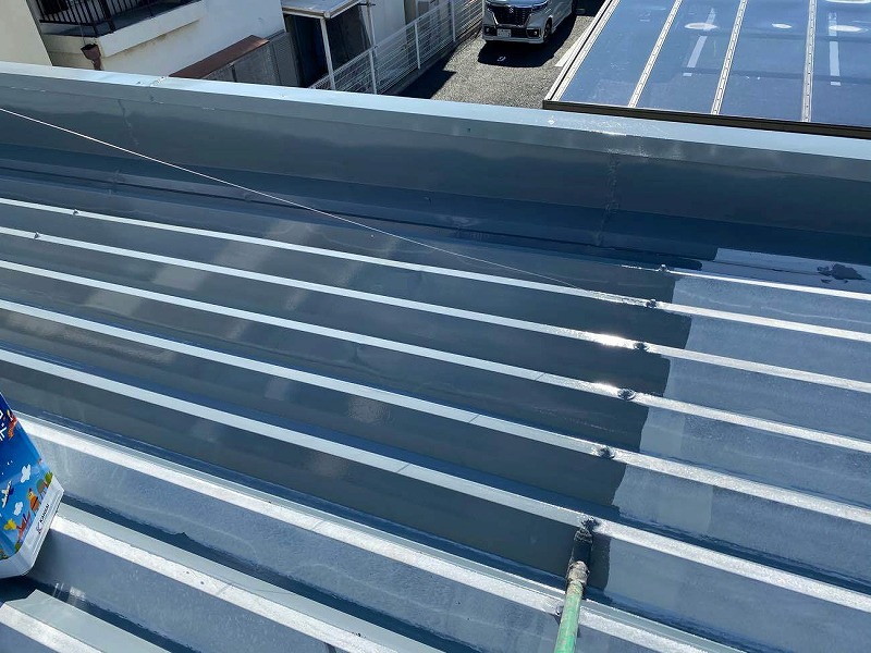 店舗の折板屋根塗装を行いました