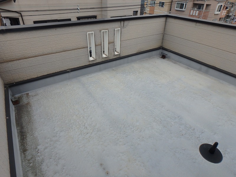水はけが悪くなり、水たまりが出来て困っていた屋上