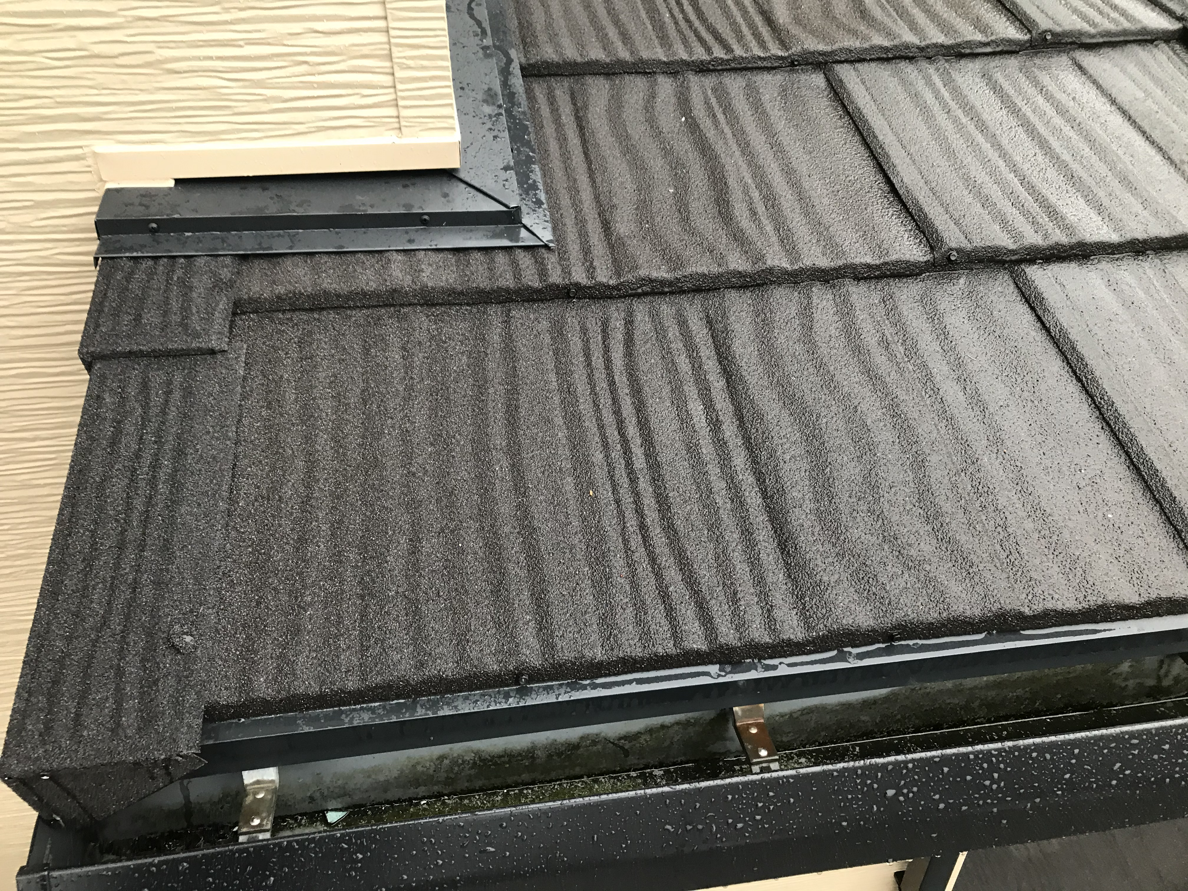 外壁金属サイディングカバー工法　屋根カバー工法