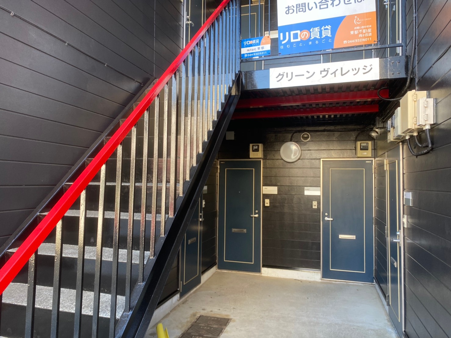 最近流行りのブラックカラーの外壁塗装になります！