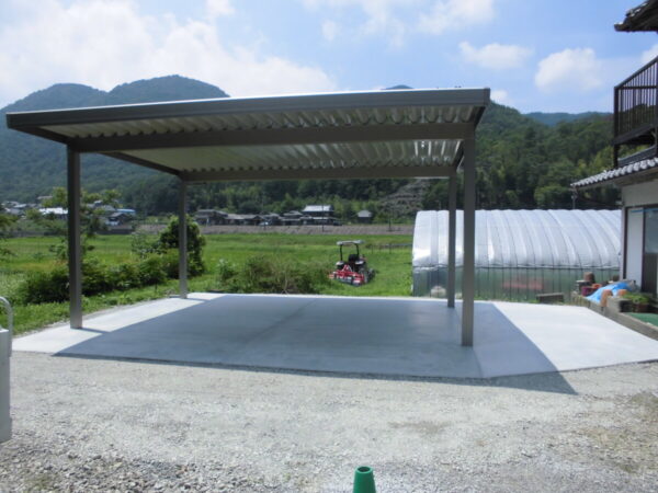 小屋の解体や木の伐採し広い屋根のある駐車場へ