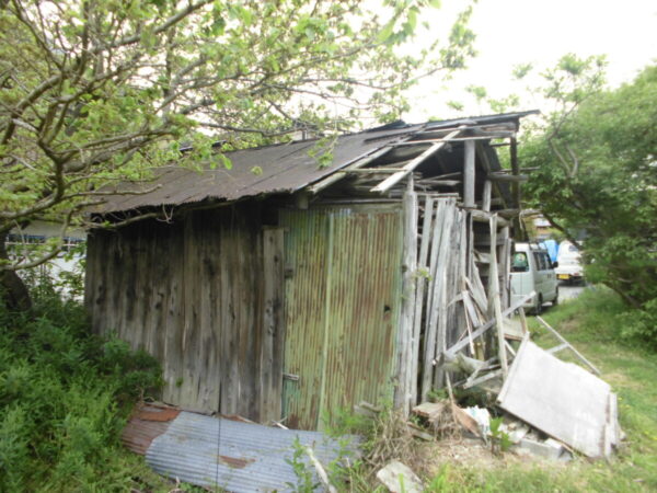 小屋の解体や木の伐採し広い屋根のある駐車場へ