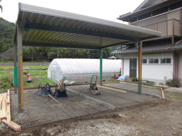 小屋の解体や木の伐採し広い屋根のある駐車場へ