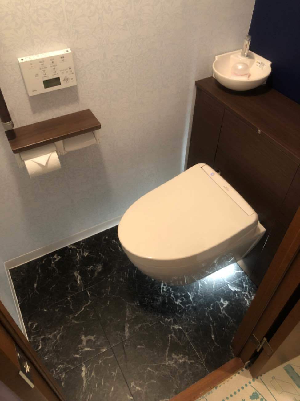 デザインと清掃性を兼ね備えたトイレ空間リフォーム