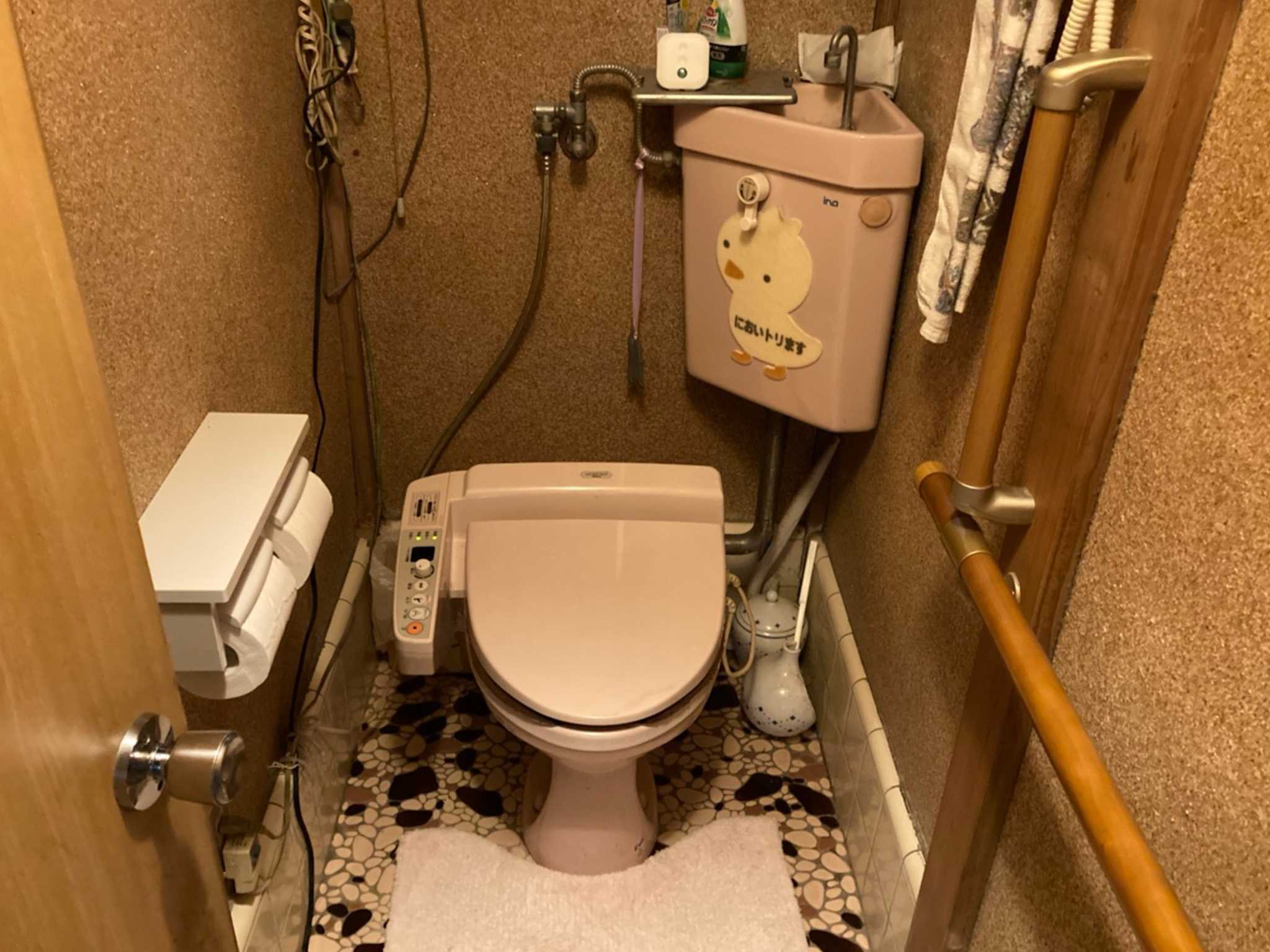 【トイレリフォーム】アクセントクロスのモダンな空間〜