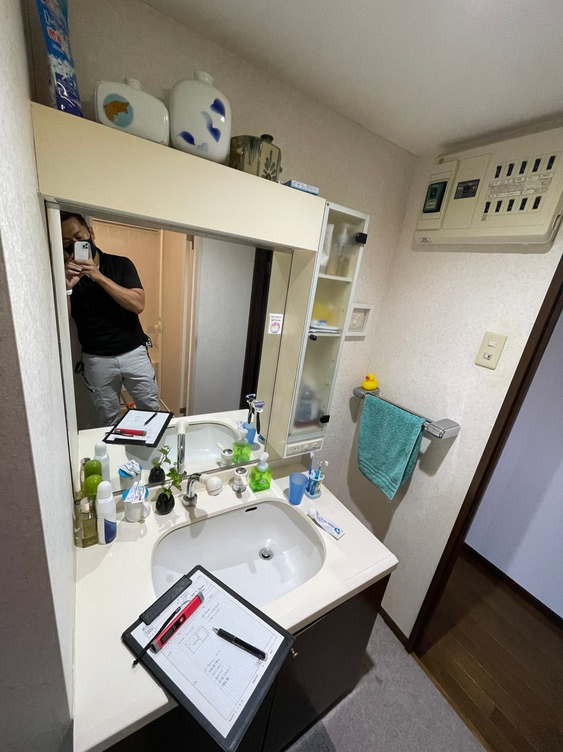 ナチュラルな優しい色合いの洗面脱衣所へ