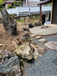 石を撤去することにより広々としたお庭に