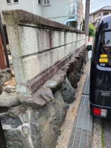 石を撤去することにより広々としたお庭に