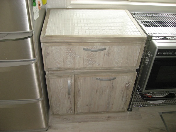 内装から家具もすべて白で統一されたキッチン