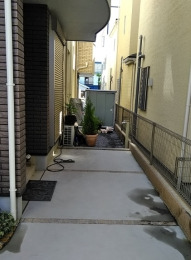殺風景なエントランスに門扉とサークルボードを設置