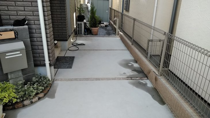 殺風景なエントランスに門扉とサークルボードを設置