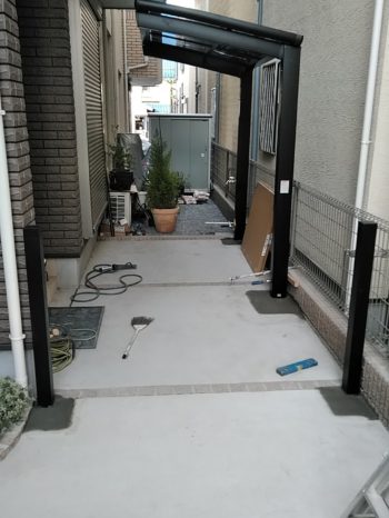 殺風景なエントランスに門扉とサークルボードを設置