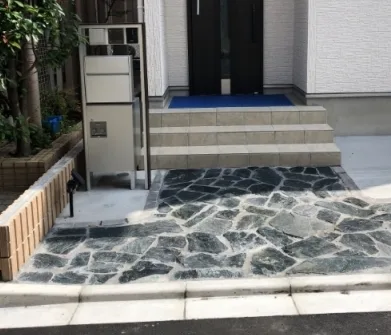 ブラックのクレモナストーンでモダンな玄関
