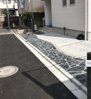 ブラックのクレモナストーンでモダンな玄関