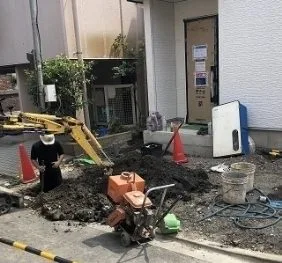 ブラックのクレモナストーンでモダンな玄関