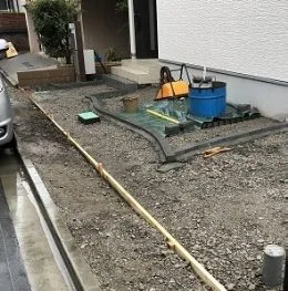 ブラックのクレモナストーンでモダンな玄関