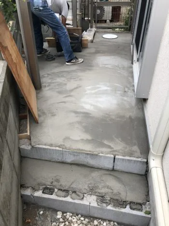 テラスを拡張・水はけを考慮した素材を使用