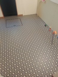 キッチンと食器棚は同じ色・素材にそろえて統一感