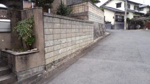 塀の不具合解消により木目調のフェンスに交換