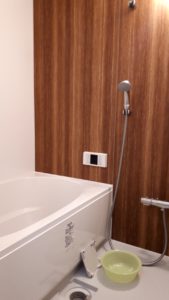 浴槽はLIXILを採用・アクセントとして木目調の壁