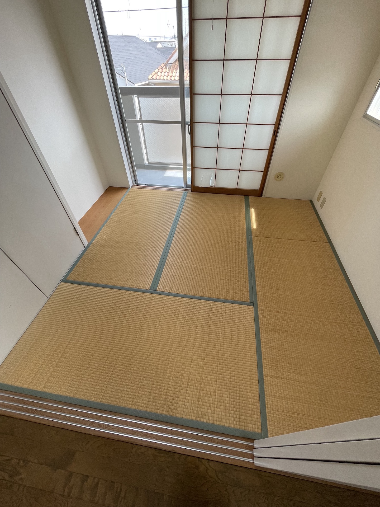 白を貴重とした明るい家。遊び心のアクセントが際立つデザイン。